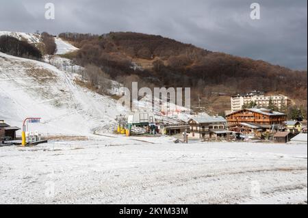 Limone Piemonte (Cuneo), Italia. 1st dicembre 2022. La mancanza di precipitazioni nelle Alpi Marittime fa temere un altro anno di neve nelle stazioni sciistiche, probabilmente a causa del cambiamento climatico che si sta svolgendo a livello globale. L'immagine mostra gli impianti di risalita a quota 1400 in un paesaggio praticamente privo di neve: Come lo scorso anno, i gestori dovranno ricorrere alla neve artificiale. Credit: Luca Presentia / Alamy Live News Foto Stock