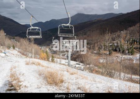 Limone Piemonte (Cuneo), Italia. 1st dicembre 2022. La mancanza di precipitazioni nelle Alpi Marittime fa temere un altro anno di neve nelle stazioni sciistiche, probabilmente a causa del cambiamento climatico che si sta svolgendo a livello globale. L'immagine mostra gli impianti di risalita a quota 1400 in un paesaggio praticamente privo di neve: Come lo scorso anno, i gestori dovranno ricorrere alla neve artificiale. Credit: Luca Presentia / Alamy Live News Foto Stock