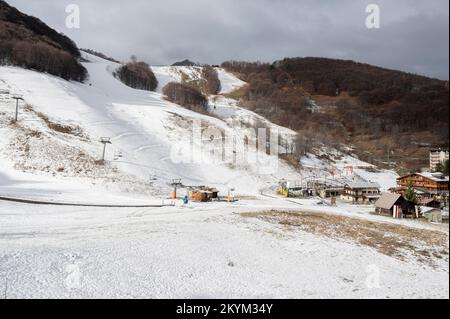 Limone Piemonte (Cuneo), Italia. 1st dicembre 2022. La mancanza di precipitazioni nelle Alpi Marittime fa temere un altro anno di neve nelle stazioni sciistiche, probabilmente a causa del cambiamento climatico che si sta svolgendo a livello globale. L'immagine mostra gli impianti di risalita a quota 1400 in un paesaggio praticamente privo di neve: Come lo scorso anno, i gestori dovranno ricorrere alla neve artificiale. Credit: Luca Presentia / Alamy Live News Foto Stock