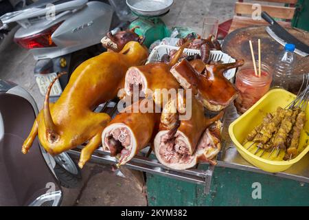 Cibo per cani in vendita presso un ristorante Hanoi Vietnam - un esempio dello strano o strano cibo mangiato dalle persone di tutto il mondo Foto Stock