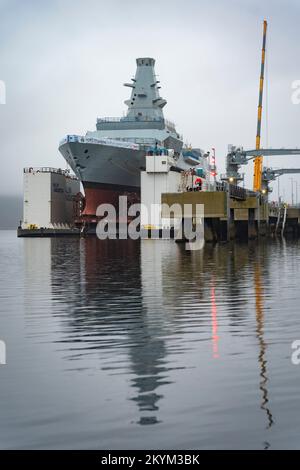 Glen Mallan, Scozia, Regno Unito. 1st dicembre 2022. Vista dell'HMS Glasgow a Glen Mallan sul Loch Long a Argyll e Bute. La nave da guerra sottomarina di tipo 26 della Royal Navy è stata trasportata ieri dal cantiere navale di BAE Systems Govan. Attualmente sta lentamente abbassandosi nel lago d'acqua profonda dalla chiatta di sostegno - che è stata allagata per affondare sotto la nave da guerra. HMS Glasgow tornerà quindi nel cantiere navale BAE di Scotstoun dove sarà completata. Iain Masterton/Alamy Live News Foto Stock