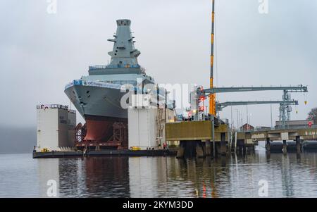 Glen Mallan, Scozia, Regno Unito. 1st dicembre 2022. Vista dell'HMS Glasgow a Glen Mallan sul Loch Long a Argyll e Bute. La nave da guerra sottomarina di tipo 26 della Royal Navy è stata trasportata ieri dal cantiere navale di BAE Systems Govan. Attualmente sta lentamente abbassandosi nel lago d'acqua profonda dalla chiatta di sostegno - che è stata allagata per affondare sotto la nave da guerra. HMS Glasgow tornerà quindi nel cantiere navale BAE di Scotstoun dove sarà completata. Iain Masterton/Alamy Live News Foto Stock