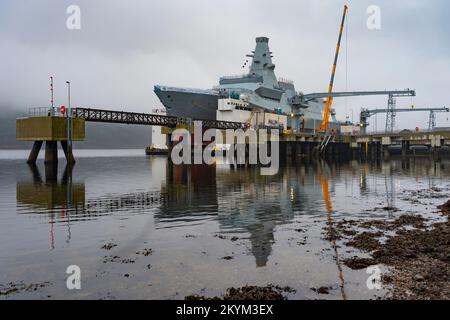 Glen Mallan, Scozia, Regno Unito. 1st dicembre 2022. Vista dell'HMS Glasgow a Glen Mallan sul Loch Long a Argyll e Bute. La nave da guerra sottomarina di tipo 26 della Royal Navy è stata trasportata ieri dal cantiere navale di BAE Systems Govan. Attualmente sta lentamente abbassandosi nel lago d'acqua profonda dalla chiatta di sostegno - che è stata allagata per affondare sotto la nave da guerra. HMS Glasgow tornerà quindi nel cantiere navale BAE di Scotstoun dove sarà completata. Iain Masterton/Alamy Live News Foto Stock