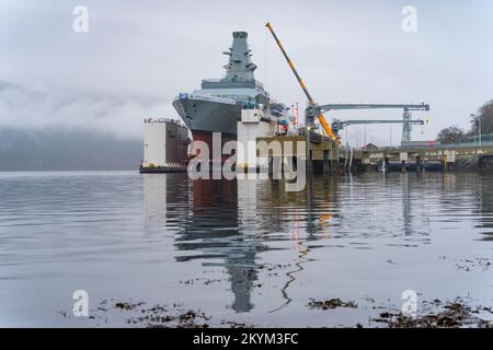Glen Mallan, Scozia, Regno Unito. 1st dicembre 2022. Vista dell'HMS Glasgow a Glen Mallan sul Loch Long a Argyll e Bute. La nave da guerra sottomarina di tipo 26 della Royal Navy è stata trasportata ieri dal cantiere navale di BAE Systems Govan. Attualmente sta lentamente abbassandosi nel lago d'acqua profonda dalla chiatta di sostegno - che è stata allagata per affondare sotto la nave da guerra. HMS Glasgow tornerà quindi nel cantiere navale BAE di Scotstoun dove sarà completata. Iain Masterton/Alamy Live News Foto Stock