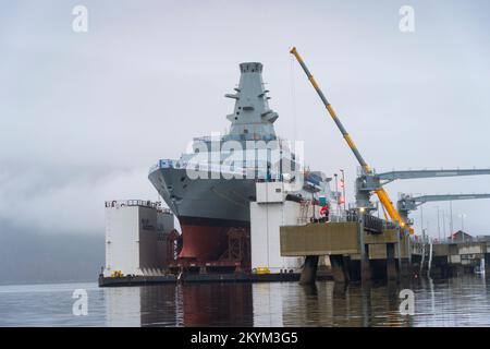 Glen Mallan, Scozia, Regno Unito. 1st dicembre 2022. Vista dell'HMS Glasgow a Glen Mallan sul Loch Long a Argyll e Bute. La nave da guerra sottomarina di tipo 26 della Royal Navy è stata trasportata ieri dal cantiere navale di BAE Systems Govan. Attualmente sta lentamente abbassandosi nel lago d'acqua profonda dalla chiatta di sostegno - che è stata allagata per affondare sotto la nave da guerra. HMS Glasgow tornerà quindi nel cantiere navale BAE di Scotstoun dove sarà completata. Iain Masterton/Alamy Live News Foto Stock