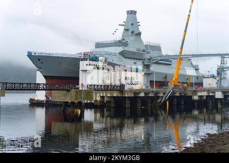 Glen Mallan, Scozia, Regno Unito. 1st dicembre 2022. Vista dell'HMS Glasgow a Glen Mallan sul Loch Long a Argyll e Bute. La nave da guerra sottomarina di tipo 26 della Royal Navy è stata trasportata ieri dal cantiere navale di BAE Systems Govan. Attualmente sta lentamente abbassandosi nel lago d'acqua profonda dalla chiatta di sostegno - che è stata allagata per affondare sotto la nave da guerra. HMS Glasgow tornerà quindi nel cantiere navale BAE di Scotstoun dove sarà completata. Iain Masterton/Alamy Live News Foto Stock