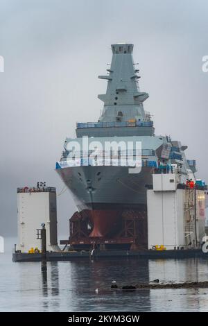Glen Mallan, Scozia, Regno Unito. 1st dicembre 2022. Vista dell'HMS Glasgow a Glen Mallan sul Loch Long a Argyll e Bute. La nave da guerra sottomarina di tipo 26 della Royal Navy è stata trasportata ieri dal cantiere navale di BAE Systems Govan. Attualmente sta lentamente abbassandosi nel lago d'acqua profonda dalla chiatta di sostegno - che è stata allagata per affondare sotto la nave da guerra. HMS Glasgow tornerà quindi nel cantiere navale BAE di Scotstoun dove sarà completata. Iain Masterton/Alamy Live News Foto Stock