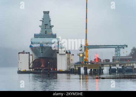Glen Mallan, Scozia, Regno Unito. 1st dicembre 2022. Vista dell'HMS Glasgow a Glen Mallan sul Loch Long a Argyll e Bute. La nave da guerra sottomarina di tipo 26 della Royal Navy è stata trasportata ieri dal cantiere navale di BAE Systems Govan. Attualmente sta lentamente abbassandosi nel lago d'acqua profonda dalla chiatta di sostegno - che è stata allagata per affondare sotto la nave da guerra. HMS Glasgow tornerà quindi nel cantiere navale BAE di Scotstoun dove sarà completata. Iain Masterton/Alamy Live News Foto Stock