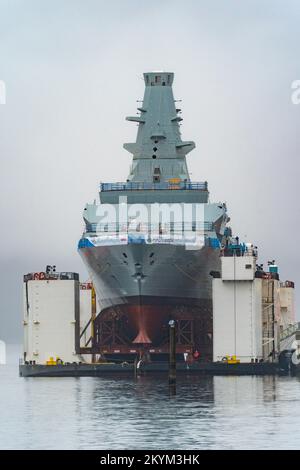Glen Mallan, Scozia, Regno Unito. 1st dicembre 2022. Vista dell'HMS Glasgow a Glen Mallan sul Loch Long a Argyll e Bute. La nave da guerra sottomarina di tipo 26 della Royal Navy è stata trasportata ieri dal cantiere navale di BAE Systems Govan. Attualmente sta lentamente abbassandosi nel lago d'acqua profonda dalla chiatta di sostegno - che è stata allagata per affondare sotto la nave da guerra. HMS Glasgow tornerà quindi nel cantiere navale BAE di Scotstoun dove sarà completata. Iain Masterton/Alamy Live News Foto Stock