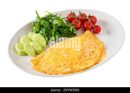 Cibi salutari per la colazione, omelette all'uovo ripieni con verdure su sfondo bianco Foto Stock