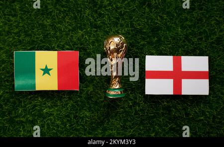 30 novembre 2022, Doha, Qatar, Bandiere dei partecipanti alle 1/8 finali della Coppa del mondo FIFA tra le squadre nazionali di Inghilterra e Senegal su Foto Stock