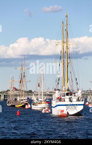 Saint-Petersburg, Russia-circa luglio, 2021: Le navi a vela sono ormeggiate sul fiume Neva durante la celebrazione del giorno della Marina Russa Foto Stock