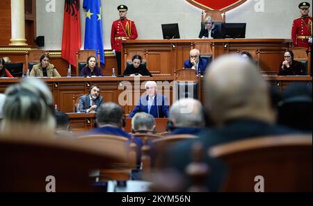 Tirana, Albania. 01st Dec, 2022. Il Presidente federale Frank-Walter Steinmeier si rivolge ai membri del parlamento albanese. Durante la sua gita di quattro giorni nei Balcani, il Presidente Steinmeier sta visitando i paesi del nord della Macedonia e dell'Albania. Oltre alla situazione nella regione e agli effetti della guerra di aggressione russa in Ucraina, il sostegno della Germania alle prospettive di adesione dei paesi all'Unione europea è al centro del viaggio. Credit: Bernd von Jutrczenka/dpa/Alamy Live News Foto Stock