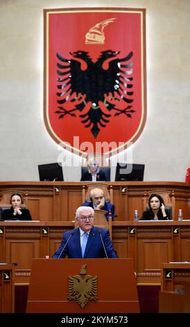 Tirana, Albania. 01st Dec, 2022. Il Presidente federale Frank-Walter Steinmeier si rivolge ai membri del parlamento albanese. Durante la sua gita di quattro giorni nei Balcani, il Presidente Steinmeier sta visitando i paesi del nord della Macedonia e dell'Albania. Oltre alla situazione nella regione e agli effetti della guerra di aggressione russa in Ucraina, il sostegno della Germania alle prospettive di adesione dei paesi all'Unione europea è al centro del viaggio. Credit: Bernd von Jutrczenka/dpa/Alamy Live News Foto Stock