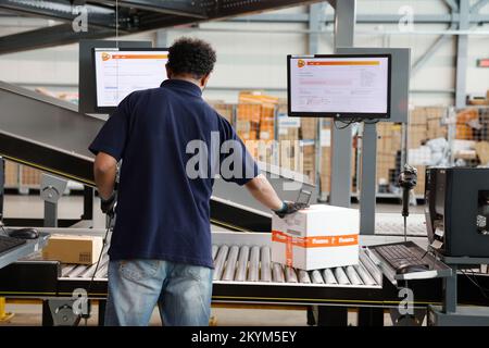 WestZAAN - dipendenti della società di consegna pacchi PostNL smistamento pacchi nel centro di smistamento pacchi. Questo è uno dei periodi più affollati dell'anno che porta al Natale. ANP BAS CZERWINSKI olanda fuori - belgio fuori Foto Stock