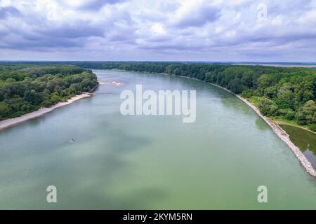 Veduta aerea sul castello di Devin a Bratislava, Slovacchia. La confluenza del Danubio e dei fiumi Morava. Danubio in Slovacchia. Foto Stock
