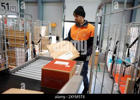 WestZAAN - dipendenti della società di consegna pacchi PostNL smistamento pacchi nel centro di smistamento pacchi. Questo è uno dei periodi più affollati dell'anno che porta al Natale. ANP BAS CZERWINSKI olanda fuori - belgio fuori Foto Stock