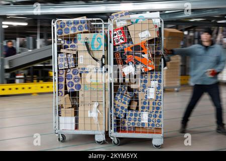 WestZAAN - dipendenti della società di consegna pacchi PostNL smistamento pacchi nel centro di smistamento pacchi. Questo è uno dei periodi più affollati dell'anno che porta al Natale. ANP BAS CZERWINSKI olanda fuori - belgio fuori Foto Stock