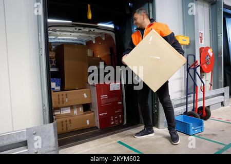 WestZAAN - dipendenti della società di consegna pacchi PostNL smistamento pacchi nel centro di smistamento pacchi. Questo è uno dei periodi più affollati dell'anno che porta al Natale. ANP BAS CZERWINSKI olanda fuori - belgio fuori Foto Stock