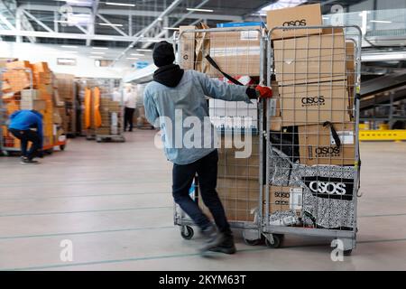 WestZAAN - dipendenti della società di consegna pacchi PostNL smistamento pacchi nel centro di smistamento pacchi. Questo è uno dei periodi più affollati dell'anno che porta al Natale. ANP BAS CZERWINSKI olanda fuori - belgio fuori Foto Stock