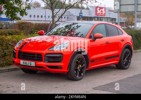 2019 Red Porsche Cayenne V6 Auto, 2,9 litri twin-turbo parcheggiato a Preston, Regno Unito Foto Stock