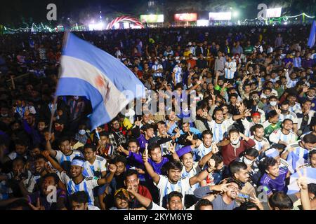 Dhaka, Bangladesh. 1st Dec, 2022. Migliaia di persone che guardano la partita di calcio dell'Argentina e della Polonia nella Coppa del mondo del Qatar sul grande schermo del campus dell'Università di Dhaka, a Dhaka, Bangladesh, il 1 dicembre 2022. (Credit Image: © Suvra Kanti Das/ZUMA Press Wire) Foto Stock