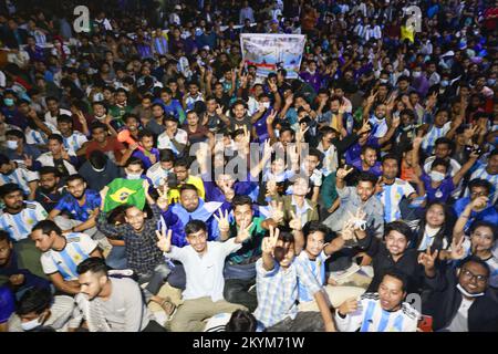 1 dicembre 2022, Dhaka, Bangladesh: Migliaia di persone che guardano la partita di calcio di Argentina e Polonia nella Coppa del mondo del Qatar sul grande schermo del campus dell'Università di Dhaka, a Dhaka, Bangladesh, 1 dicembre 2022. (Credit Image: © Suvra Kanti Das/ZUMA Press Wire) Foto Stock