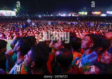 1 dicembre 2022, Dhaka, Bangladesh: Migliaia di persone che guardano la partita di calcio di Argentina e Polonia nella Coppa del mondo del Qatar sul grande schermo del campus dell'Università di Dhaka, a Dhaka, Bangladesh, 1 dicembre 2022. (Credit Image: © Suvra Kanti Das/ZUMA Press Wire) Foto Stock