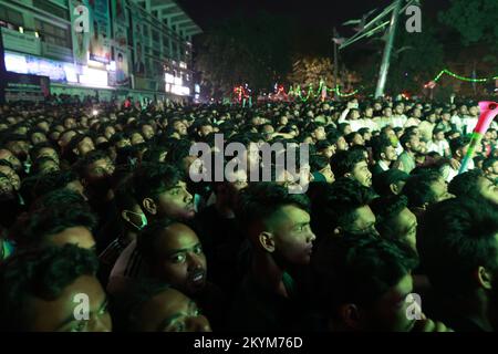 1 dicembre 2022, Dhaka, Bangladesh: Migliaia di persone che guardano la partita di calcio di Argentina e Polonia nella Coppa del mondo del Qatar sul grande schermo del campus dell'Università di Dhaka, a Dhaka, Bangladesh, 1 dicembre 2022. (Credit Image: © Suvra Kanti Das/ZUMA Press Wire) Foto Stock