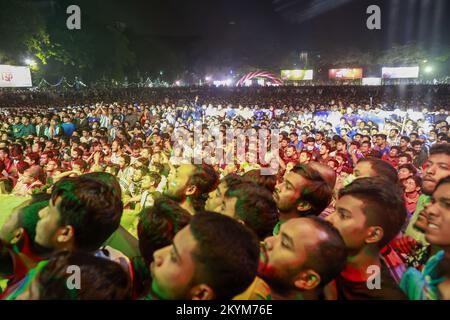 1 dicembre 2022, Dhaka, Bangladesh: Migliaia di persone che guardano la partita di calcio di Argentina e Polonia nella Coppa del mondo del Qatar sul grande schermo del campus dell'Università di Dhaka, a Dhaka, Bangladesh, 1 dicembre 2022. (Credit Image: © Suvra Kanti Das/ZUMA Press Wire) Foto Stock