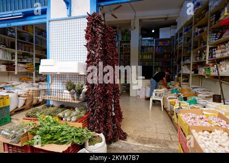 Commercio a Sousse in Tunisia. Varietà di spezie in vendita per le strade di Medina di Sousse. Foto Stock