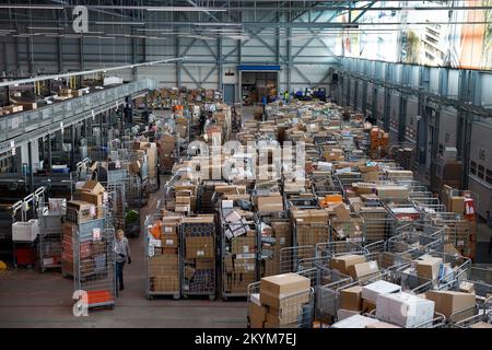 WestZAAN - dipendenti della società di consegna pacchi PostNL smistamento pacchi nel centro di smistamento pacchi. Questo è uno dei periodi più affollati dell'anno che porta al Natale. ANP BAS CZERWINSKI olanda fuori - belgio fuori Foto Stock