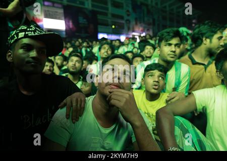 Dhaka, Bangladesh. 1st Dec, 2022. Migliaia di persone che guardano la partita di calcio dell'Argentina e della Polonia nella Coppa del mondo del Qatar sul grande schermo del campus dell'Università di Dhaka, a Dhaka, Bangladesh, il 1 dicembre 2022. (Credit Image: © Suvra Kanti Das/ZUMA Press Wire) Credit: ZUMA Press, Inc./Alamy Live News Foto Stock