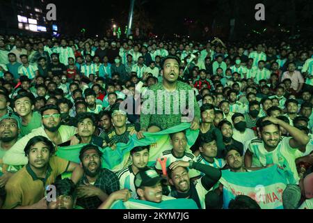 Dhaka, Bangladesh. 1st Dec, 2022. Migliaia di persone che guardano la partita di calcio dell'Argentina e della Polonia nella Coppa del mondo del Qatar sul grande schermo del campus dell'Università di Dhaka, a Dhaka, Bangladesh, il 1 dicembre 2022. (Credit Image: © Suvra Kanti Das/ZUMA Press Wire) Credit: ZUMA Press, Inc./Alamy Live News Foto Stock