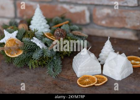 Tavola di natale centrotavola con ramo di abete, argento pigne, glitter e  baubles viola nella ciotola di legno, copia dello spazio Foto stock - Alamy