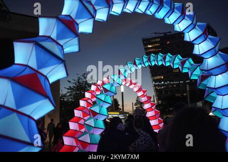 Un'installazione leggera sul sentiero del River of Light nel centro di Liverpool Foto Stock