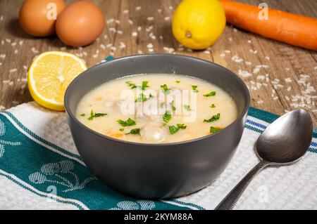 Abbondante zuppa greca di Meatball Giouvarlakia , Youvarlakia in salsa al limone d'uovo Foto Stock