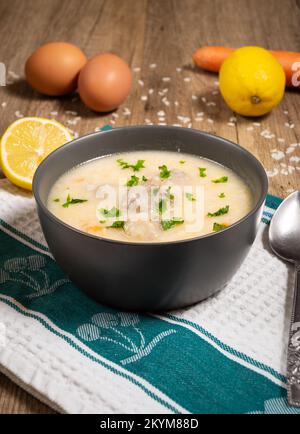 Abbondante zuppa greca di Meatball Giouvarlakia , Youvarlakia in salsa al limone d'uovo Foto Stock