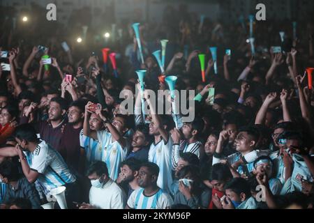 Dhaka, Bangladesh. 1st Dec, 2022. Migliaia di persone che guardano la partita di calcio dell'Argentina e della Polonia nella Coppa del mondo del Qatar sul grande schermo del campus dell'Università di Dhaka, a Dhaka, Bangladesh, il 1 dicembre 2022. (Credit Image: © Suvra Kanti Das/ZUMA Press Wire) Credit: ZUMA Press, Inc./Alamy Live News Foto Stock