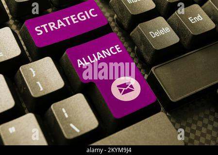 Cartello con su scritto Alleanza strategica. Parola scritta su un legame tra stati, partiti, individui sul raggiungimento degli obiettivi Foto Stock