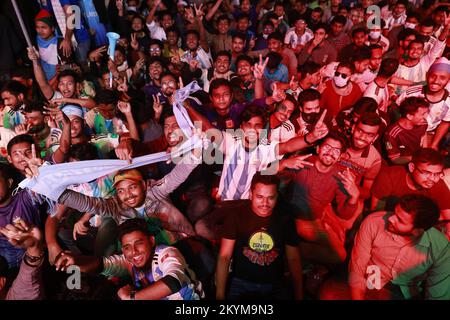 Dhaka, Bangladesh. 1st Dec, 2022. Migliaia di persone che guardano la partita di calcio dell'Argentina e della Polonia nella Coppa del mondo del Qatar sul grande schermo del campus dell'Università di Dhaka, a Dhaka, Bangladesh, il 1 dicembre 2022. (Credit Image: © Suvra Kanti Das/ZUMA Press Wire) Credit: ZUMA Press, Inc./Alamy Live News Foto Stock