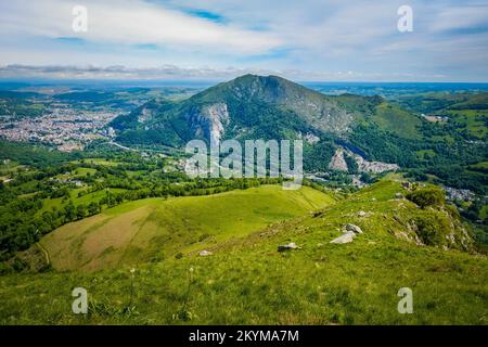 Vista su Lourdes dalla riserva naturale di Pibeste-Aoulhet nella catena montuosa dei Pirenei nel sud della Francia Foto Stock