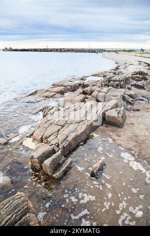 Molo il Rastnavolok si trova sulla costa del Mar Bianco. La Repubblica di Carelia, il distretto di Belomorsky, la baia di Soroca, la Russia settentrionale Foto Stock