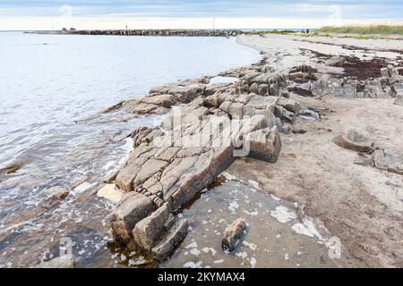 Pier il Rastnavolok sulla costa del Mar Bianco. La Repubblica di Carelia, il distretto di Belomorsky, la baia di Soroca, la Russia settentrionale Foto Stock