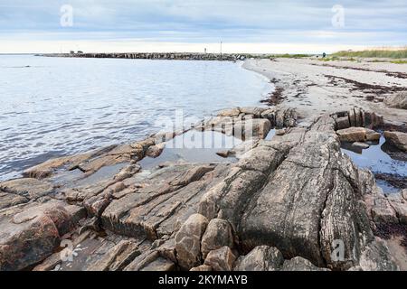 La costa sabbiosa del Mar Bianco è cosparsa di rocce. Il distretto di Belomorsky, Repubblica di Carelia, Russia Foto Stock