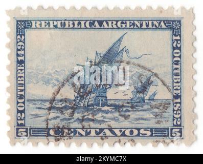 ARGENTINA - 1892 ottobre 12: 5 centavos francobollo blu scuro raffigurante la flotta di Cristoforo Colombo: 'Santa Maria', 'Nina' e 'Pintaa'. Scoperta dell'America, 400th° anniversario. La Spagna ha sponsorizzato un'importante esplorazione guidata dall'esploratore italiano Cristoforo Colombo nel 1492; ha portato rapidamente ad una vasta colonizzazione europea delle Americhe Foto Stock