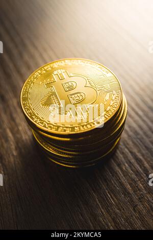 Criptovaluta. Denaro virtuale Bitcoin. Moneta d'oro sul tavolo di legno. Foto Stock