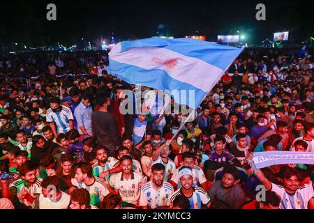 Migliaia di persone che guardano la partita di calcio dell'Argentina e della Polonia nella Coppa del mondo del Qatar sul grande schermo del campus dell'Università di Dhaka, a Dhaka, Bangladesh, il 1 dicembre 2022. Foto di Suvra Kanti Das/ABACAPRESS.COM Foto Stock