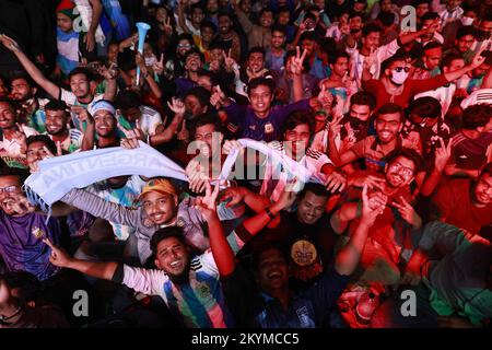 Migliaia di persone che guardano la partita di calcio dell'Argentina e della Polonia nella Coppa del mondo del Qatar sul grande schermo del campus dell'Università di Dhaka, a Dhaka, Bangladesh, il 1 dicembre 2022. Foto di Suvra Kanti Das/ABACAPRESS.COM Foto Stock