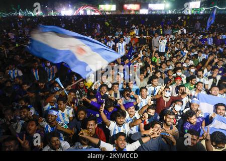 Migliaia di persone che guardano la partita di calcio dell'Argentina e della Polonia nella Coppa del mondo del Qatar sul grande schermo del campus dell'Università di Dhaka, a Dhaka, Bangladesh, il 1 dicembre 2022. Foto di Suvra Kanti Das/ABACAPRESS.COM Foto Stock